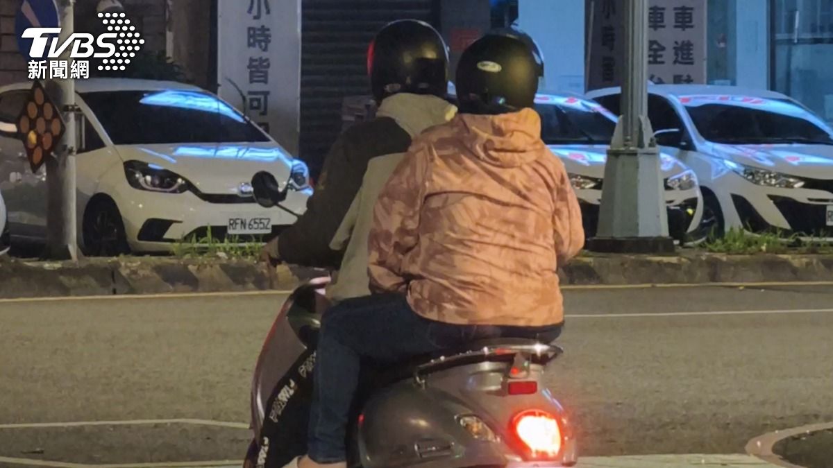 鍾男(騎士)喊冤根本與蔡男妻子不熟,沒有不正當關係,鍾妻(乘客)也相信丈夫清白。(圖/陳冠宇攝)