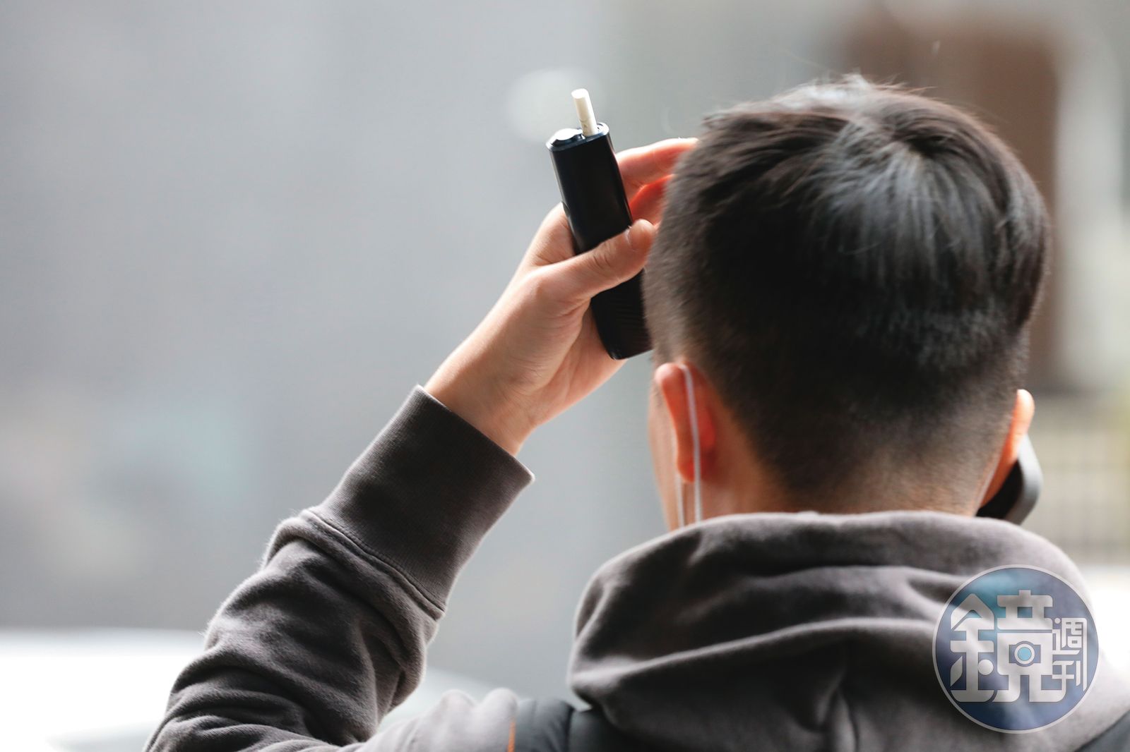 青少年受社群平台影響,認為電子菸外型酷炫是流行風潮,開始嘗試吸食。(示意畫面/鏡週刊)