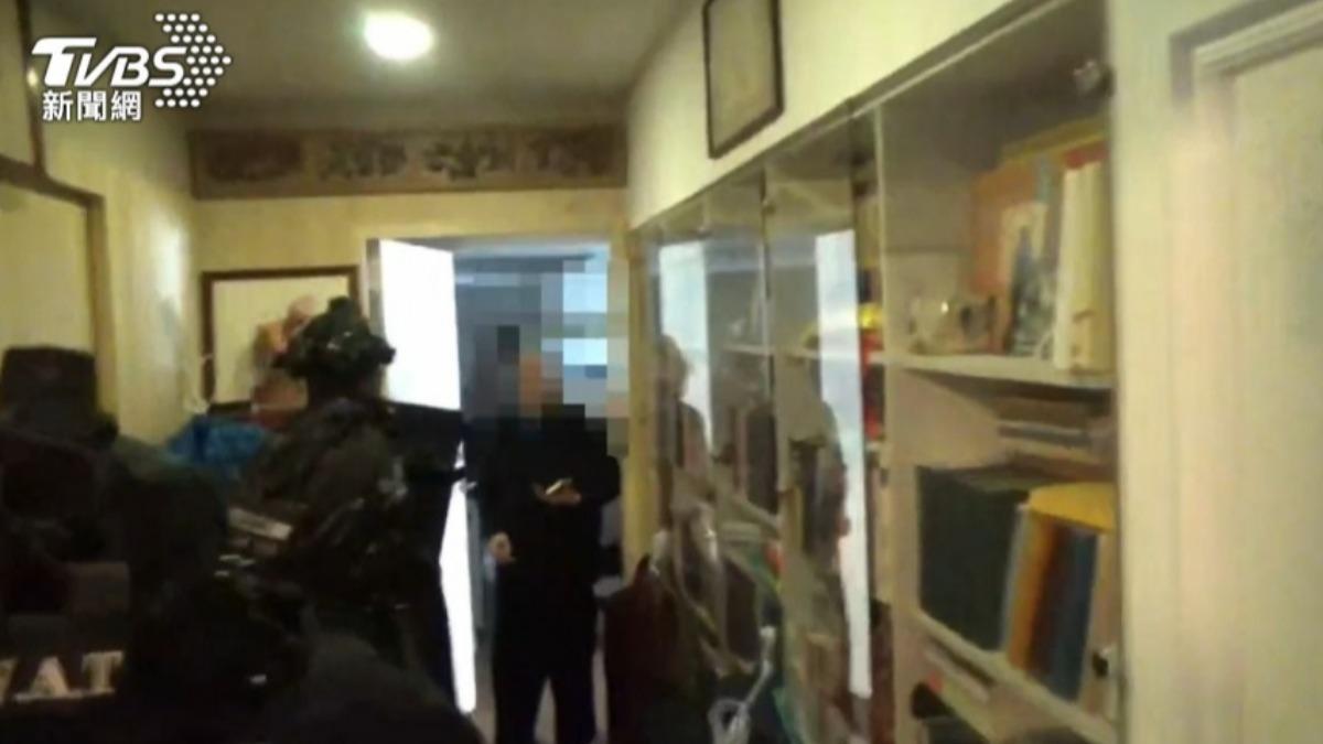 疑為精舍殺人案幕後藏鏡人,警方攻堅逮捕知名作家王薀。(圖/TVBS資料畫面)