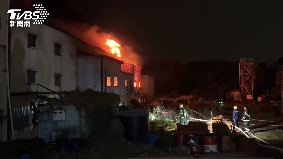 高雄車床加工廠烈火狂竄「燒亮夜空」　民眾聽爆炸聲嚇醒