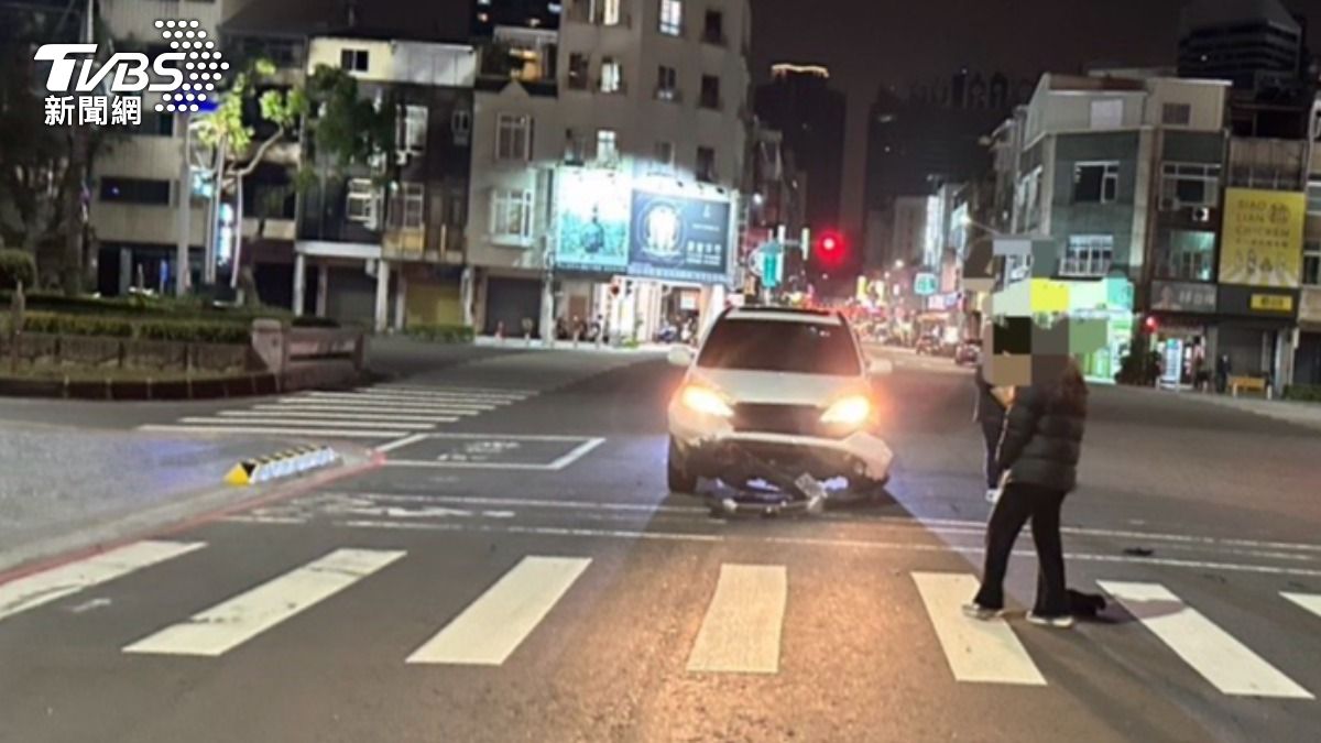 休旅車車頭嚴重毀損。(圖/TVBS)