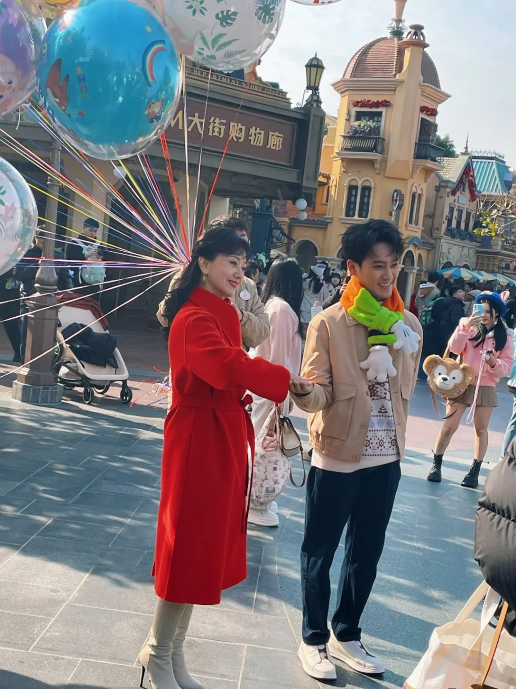 先前有網友在上海迪士尼偶遇趙雅芝母子。(圖/翻攝自小紅書)