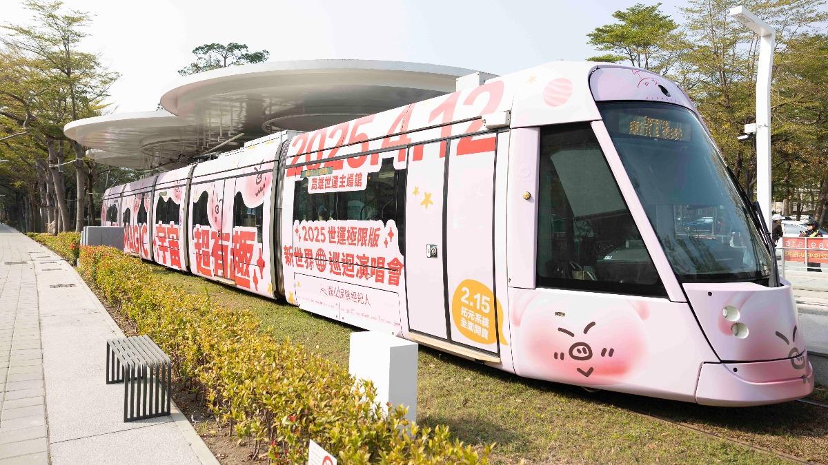 告五人與高雄輕軌合作,打造「告五豬」粉紅魔幻列車。(圖/相信音樂提供)