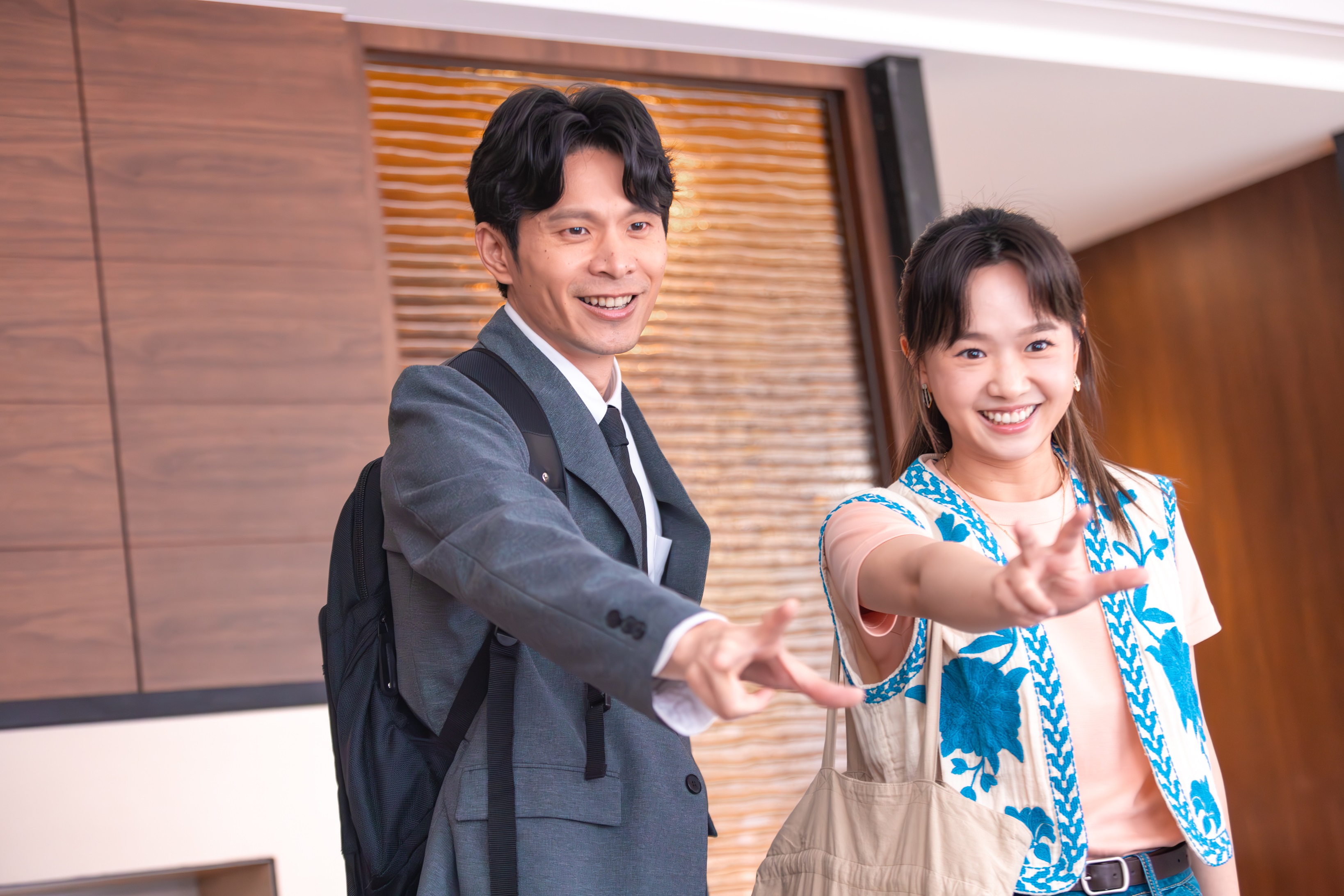 姚淳耀(左)和嚴正嵐飾演為住屋而煩惱的小情侶。(圖/TVBS)