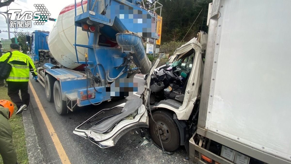 快訊/八里小貨車追撞水泥車「車頭全撞爛」 駕駛夾困車內獲救