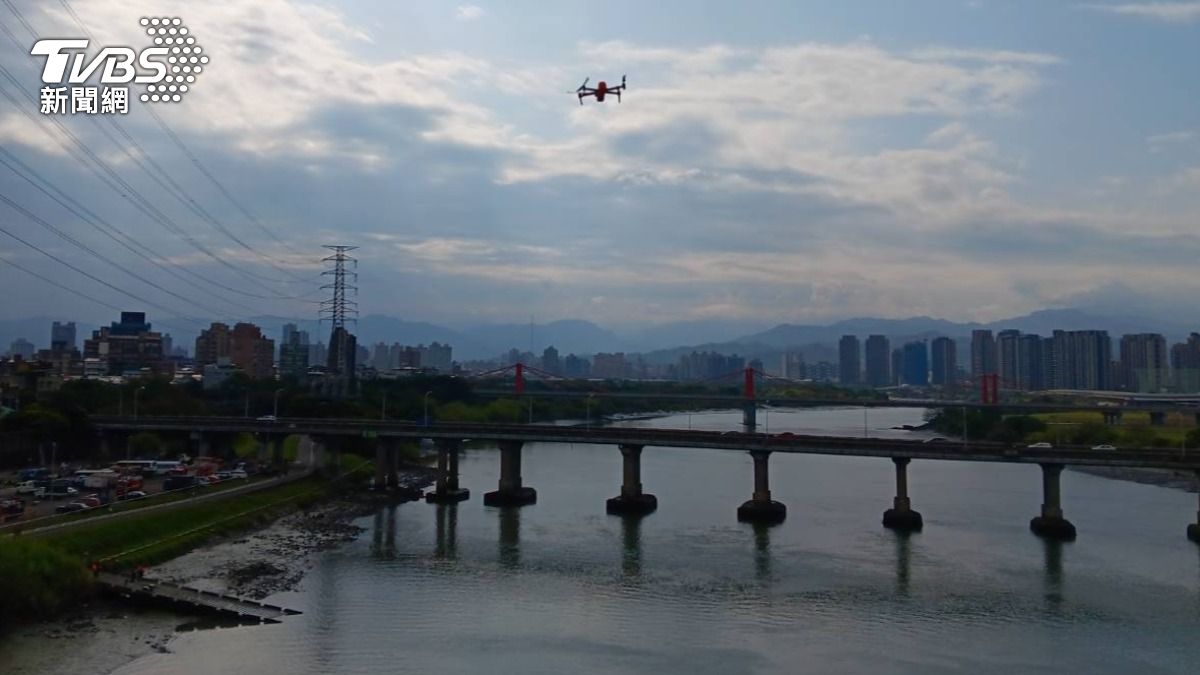 快訊/萬板橋上發現無人機車 車主疑墜橋警消搜救中