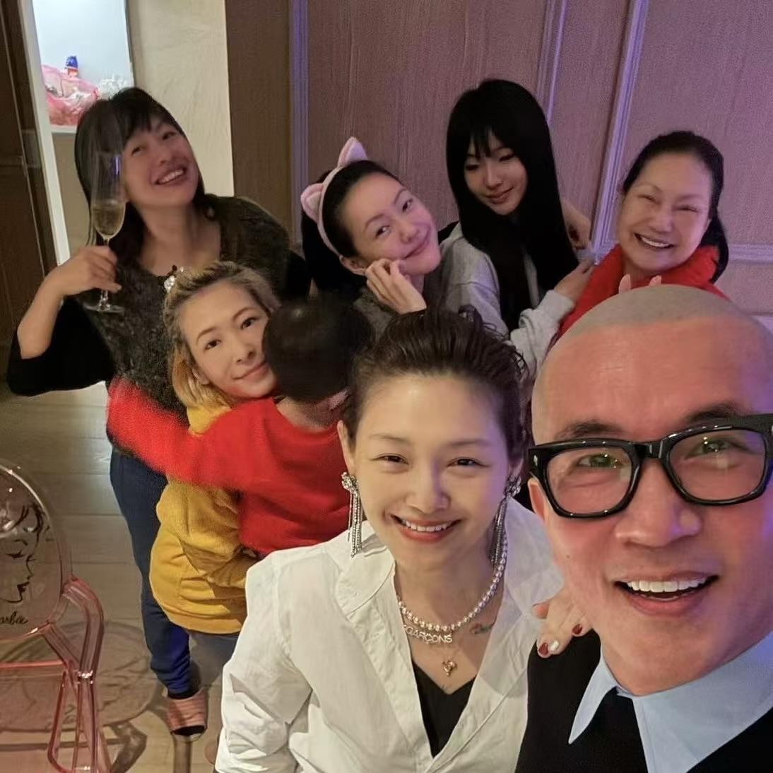 Elly去年底回台過節,開心和大S、具俊曄、小S、徐媽、Makiyo一起合影。(圖/翻攝自臉書)