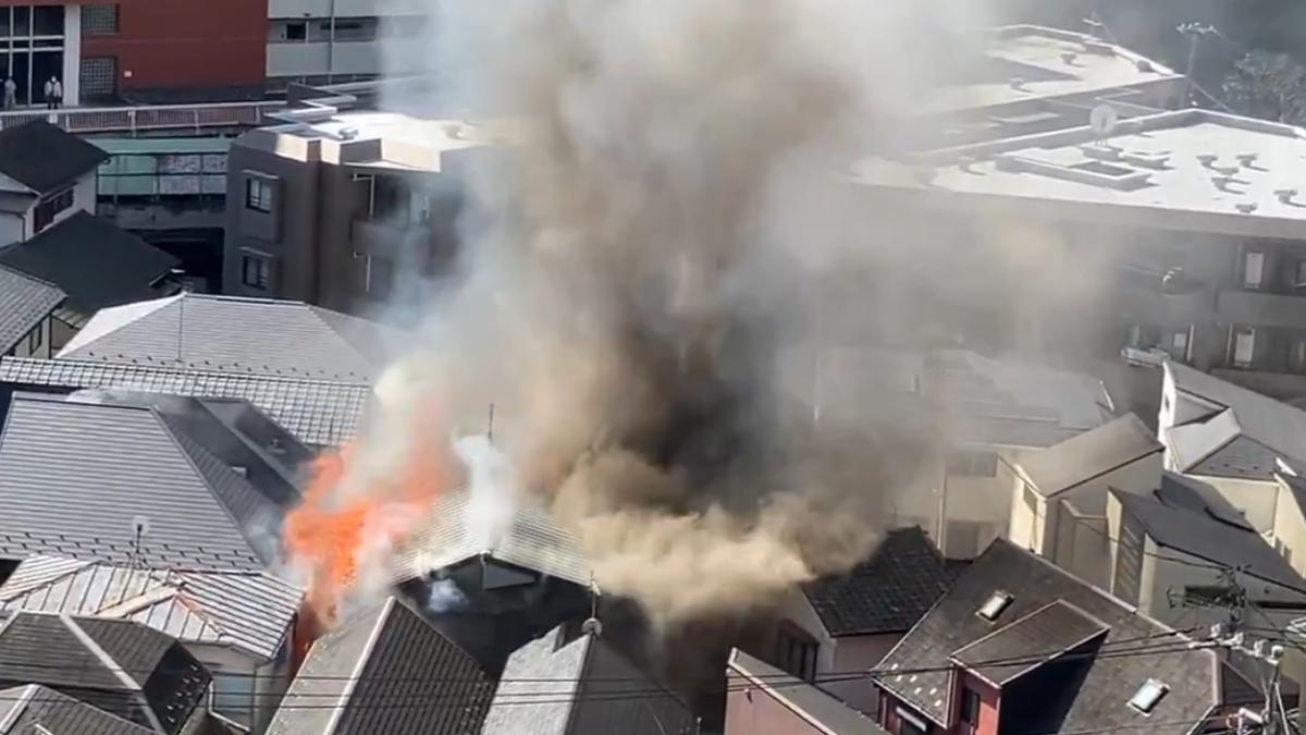 東京中目黑大火 「燒毀10棟建築」烈焰濃煙竄出駭人畫面曝
