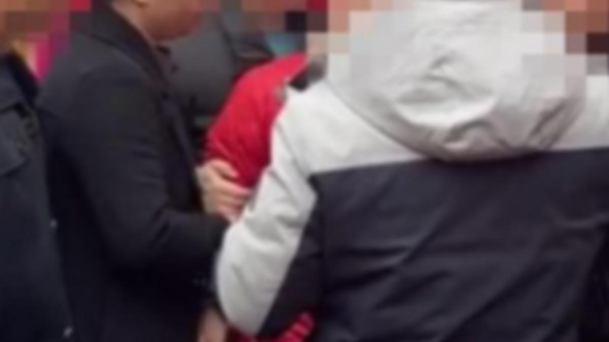刮出百萬「遭老闆搶走」!陸女氣炸動手 拉扯衝突畫面曝