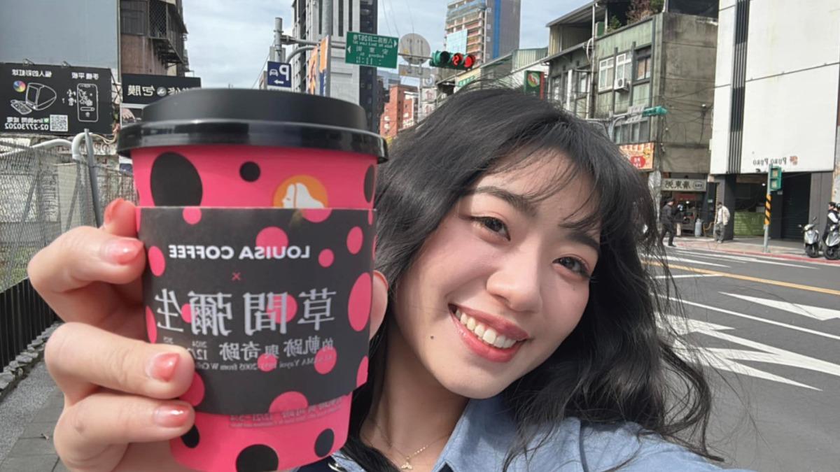 國民黨發言人楊智伃PO出和路易莎咖啡的合照,號召民眾用新台幣下架路易莎。(圖/楊智伃臉書)