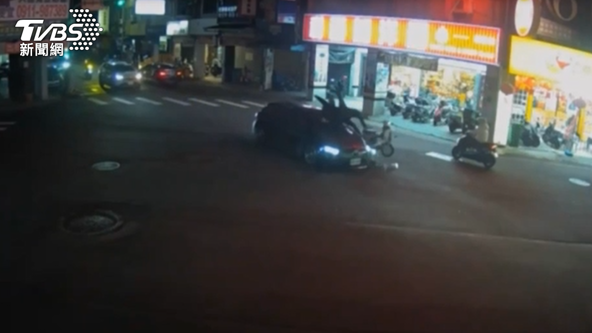雙方在路口發生碰撞。(圖/TVBS)