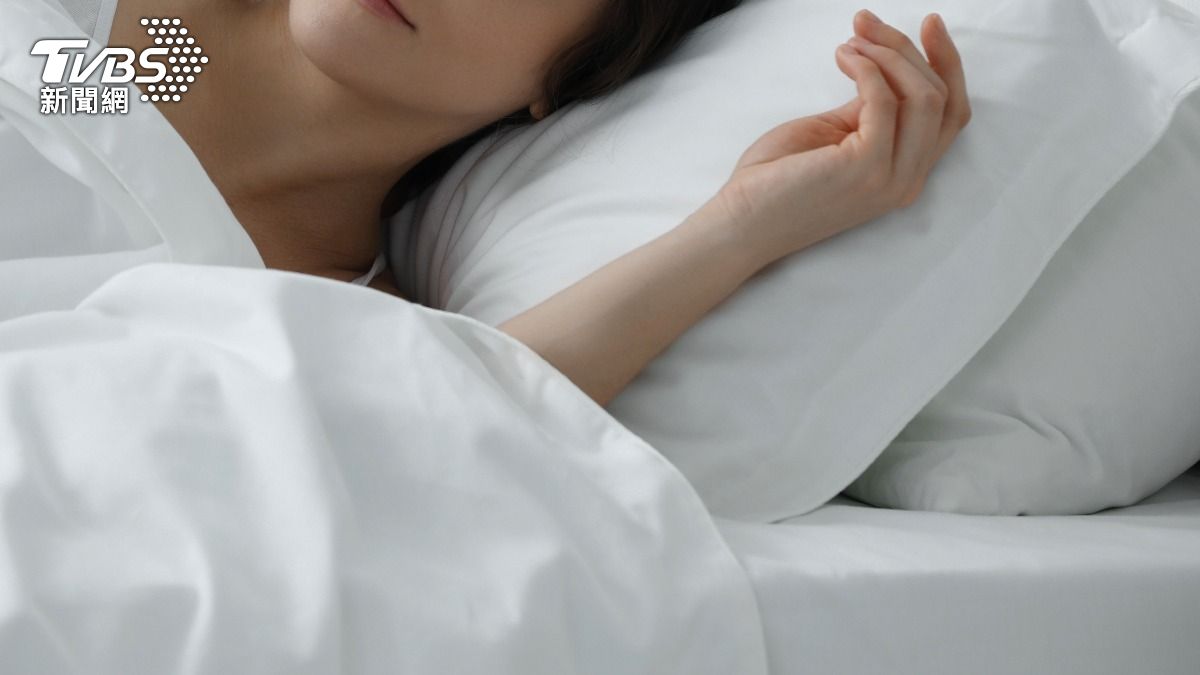睡覺1習慣「恐加劇駝背」!頸椎難矯正 治療師曝緩解方式