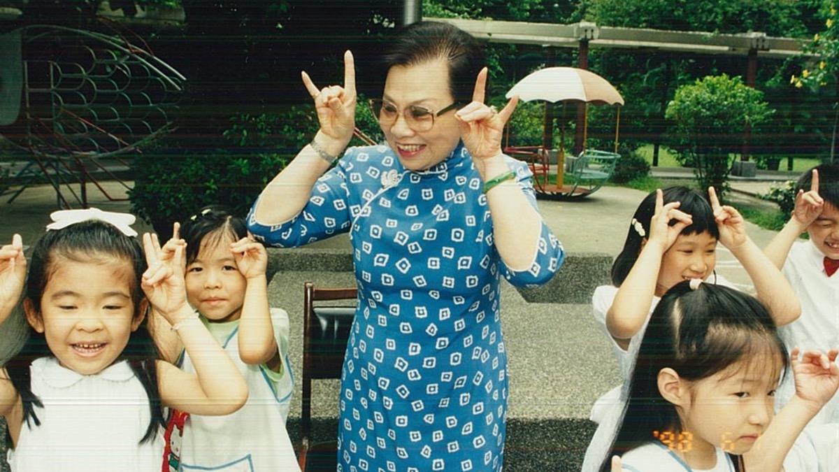 1998年6月17日,辜嚴倬雲與惠幼托兒所幼兒同歡。(圖/婦聯會提供)