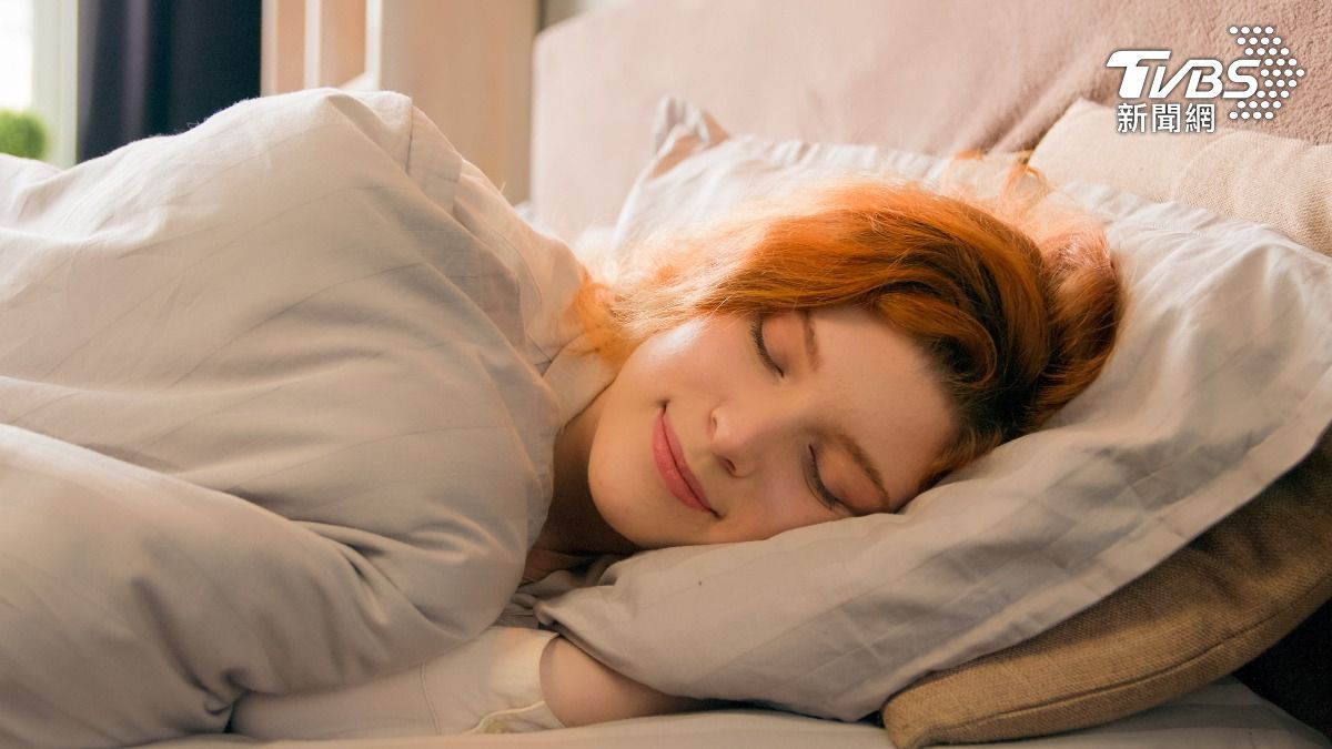 睡覺愛用2個枕頭?恐加劇駝背 物理治療師傳授1招保健脊椎