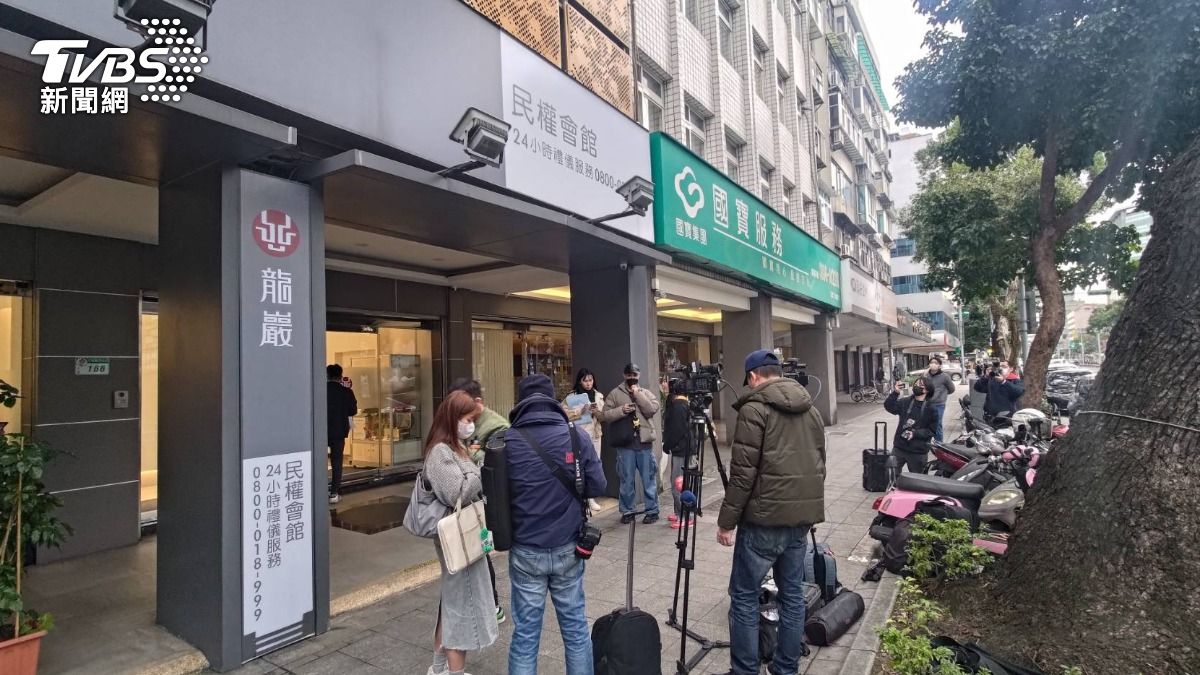 外傳大S靈堂設於龍巖台北民權會館,但家屬稍早已將骨灰帶回家中。(圖/趙世平攝)