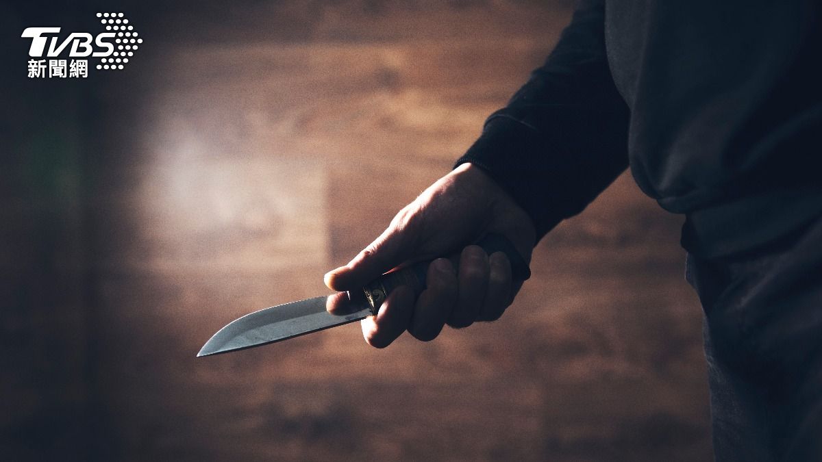 桃園男因債務糾紛，持刀狂砍2前同事。 (示意圖／shutterstock 達志影像)
