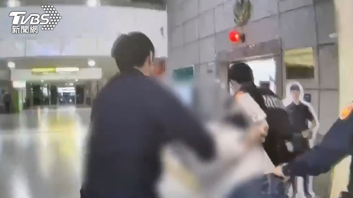 洪男攻擊還嗆罵員警,當場被警方逮捕。(圖/TVBS)