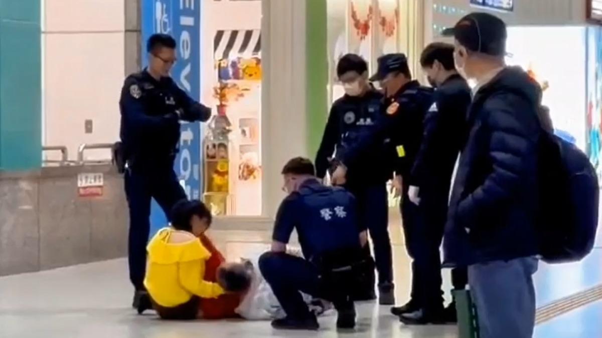 洪男飆罵三字經還襲警，當場被壓制逮捕。（圖／翻攝社會事新聞影音）