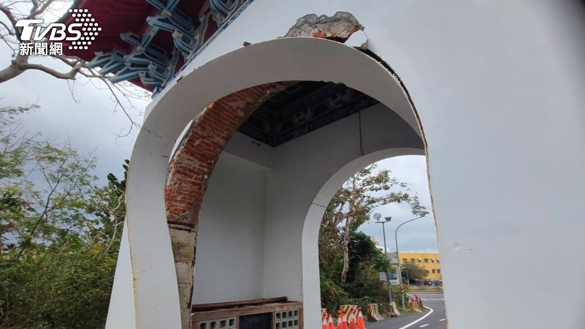恆春重要歷史地標遭撞毀,肇事者竟逃逸無蹤。(圖/TVBS)