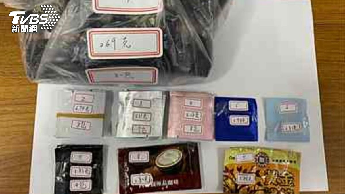 警員查扣百包毒咖啡、喪屍煙彈。(圖/TVBS)