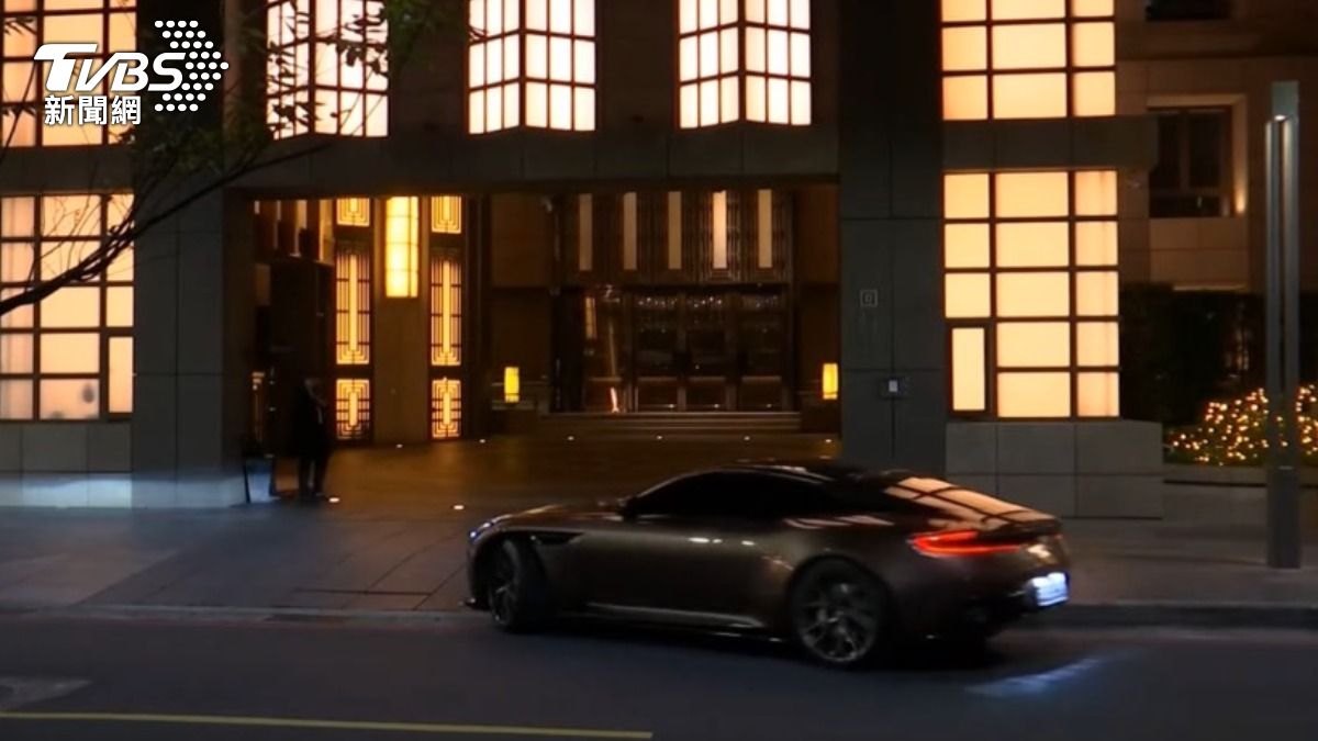 汪小菲昨晚駕千萬名車赴大S豪宅弔唁。(圖/TVBS資料照)