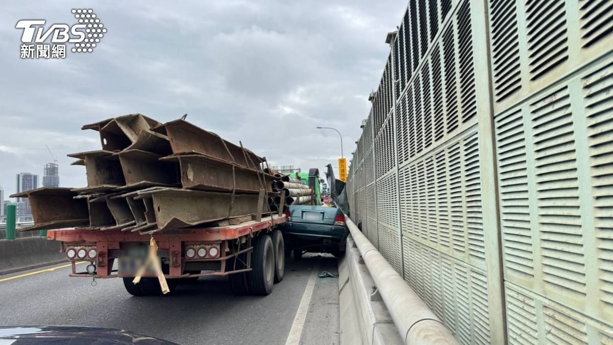 快訊/台64驚悚事故!變換車道不慎 轎車撞聯結車成「夾心餅」