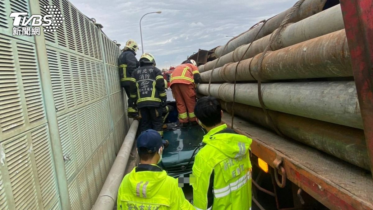 駕駛受困車內,警消到場救援。(圖/TVBS)