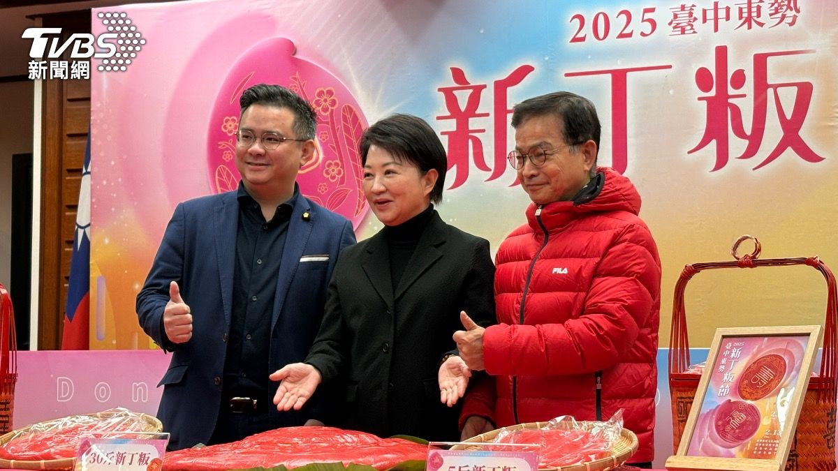 台中市長盧秀燕（中）回立法院宣傳新丁粄節，笑稱自己回娘家。（圖／黃韋銓攝）