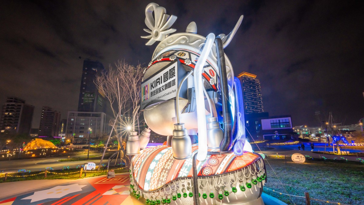 ▲2025台灣燈會在桃園-「城市聚光燈」燈區作品「EYE OF INA」全景。(圖片來源：桃園市政府客家事務局)