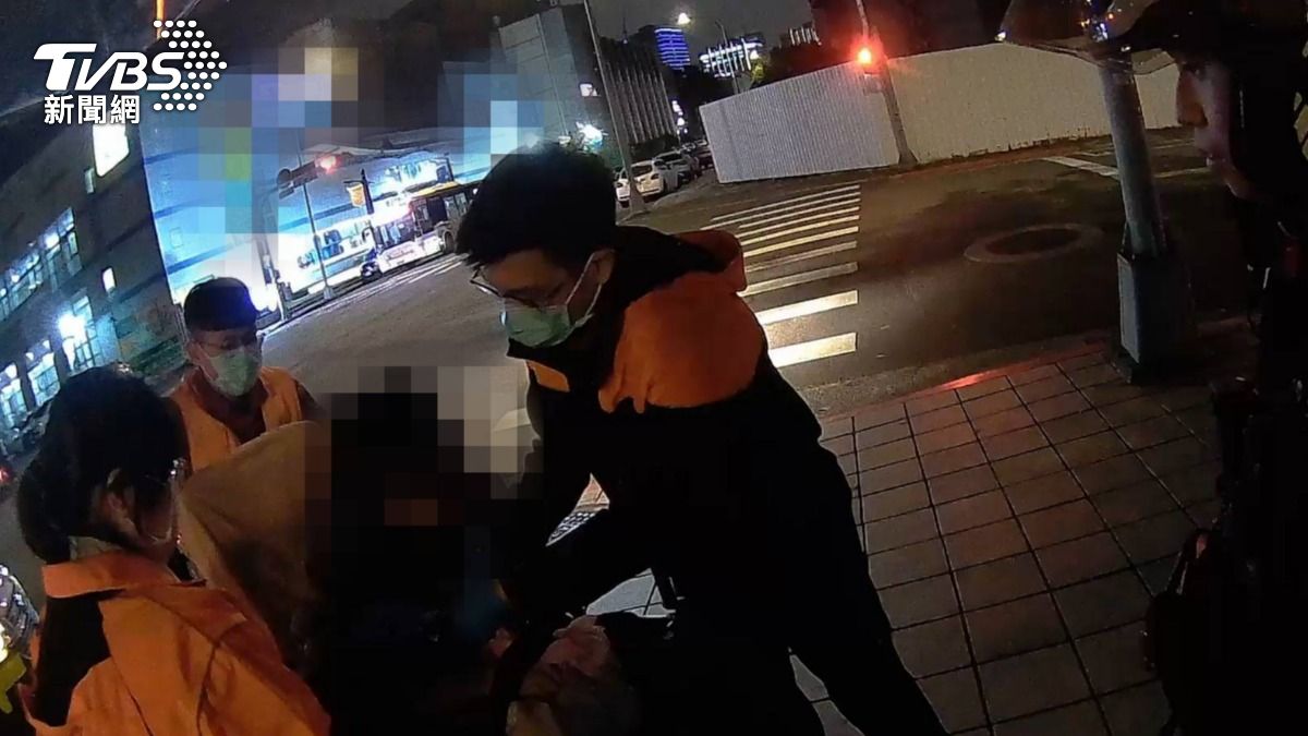 警方發現紐西蘭籍男子身體不適、精神不穩，最後通知消防將他送醫治療。（圖／TVBS）