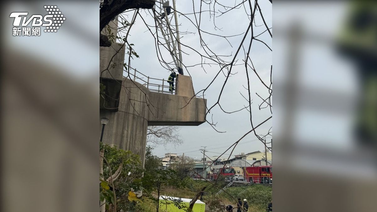 疑跟友金錢糾紛!台中男爬電塔「看風景」 僵持3小時結局曝