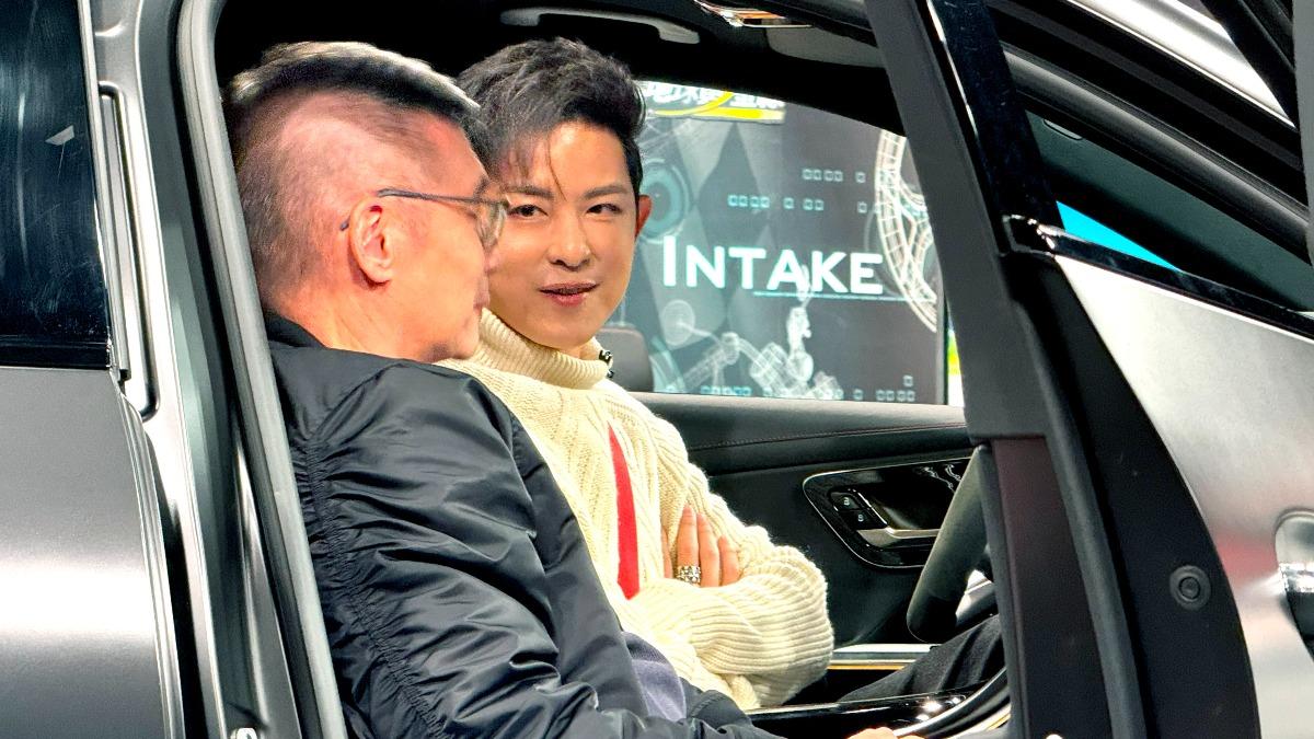 汽車達人推坑豪華奶爸車，敖犬陷選擇障礙。（圖／ TVBS）