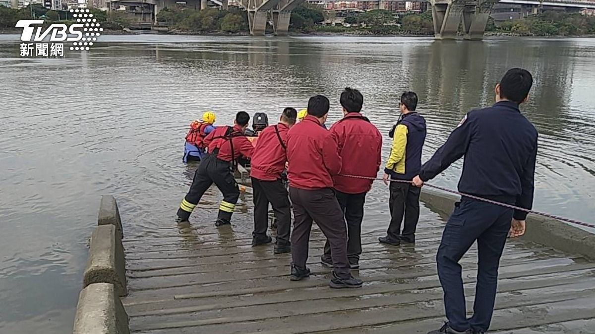 快訊/北市萬板橋落水男找到了 漂流到八里海岸明顯身亡
