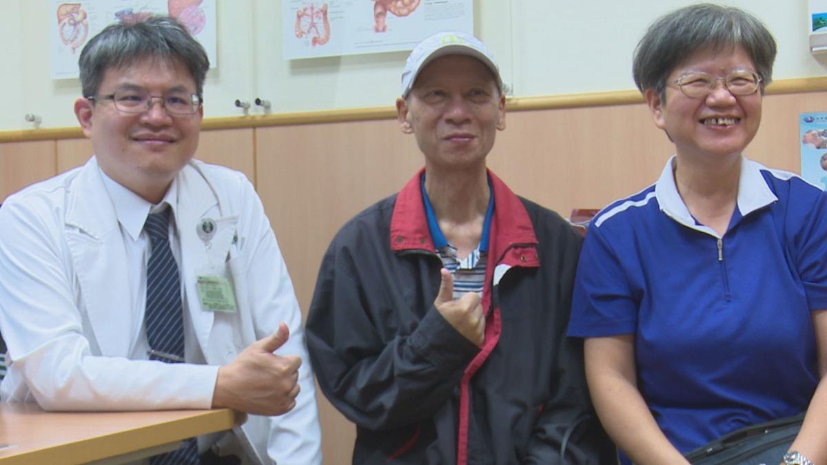 歐男(中)2023年起自覺吞嚥困難惡化,最嚴重時只能勉強喝水。(圖/台中慈濟醫院提供)