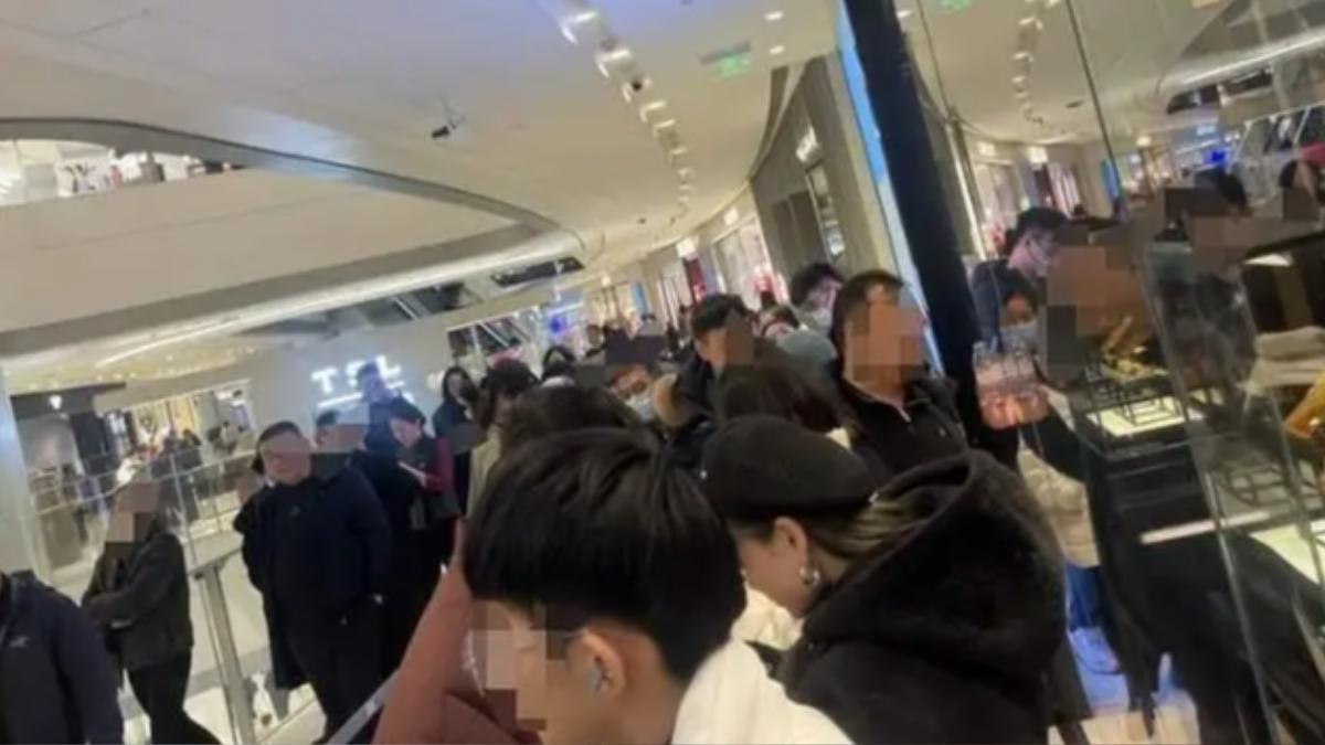 金價飆新高!陸人銀樓排1.5小時搶黃金 她看傻:像不用錢