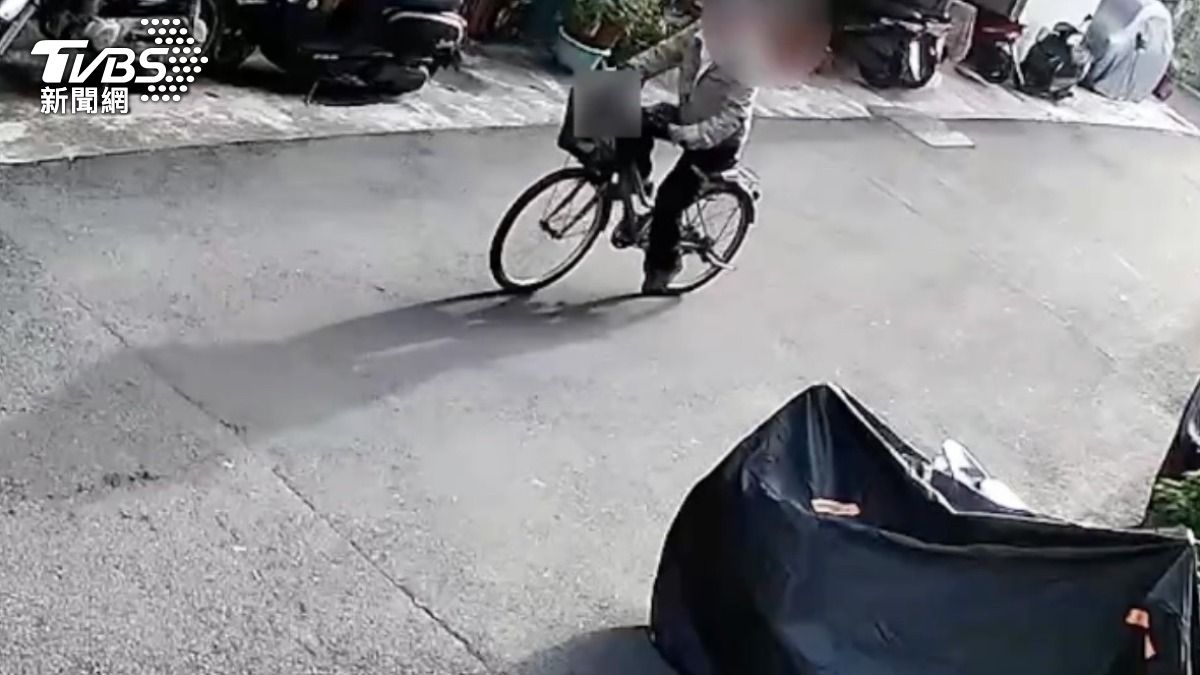 張男騎著腳踏車來回五次外出棄屍。（圖／TVBS）