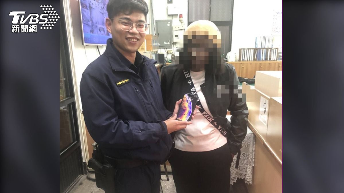 該名肯亞籍交換學生，騎車行經光興路沿線時，不小心將手機弄丟在路旁。（圖／TVBS）