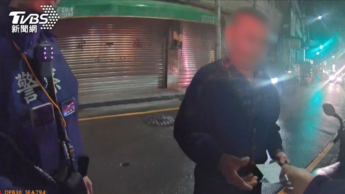 張翁僅是記錯了停車位置,車子完好無損停在隔壁巷。(圖/TVBS)