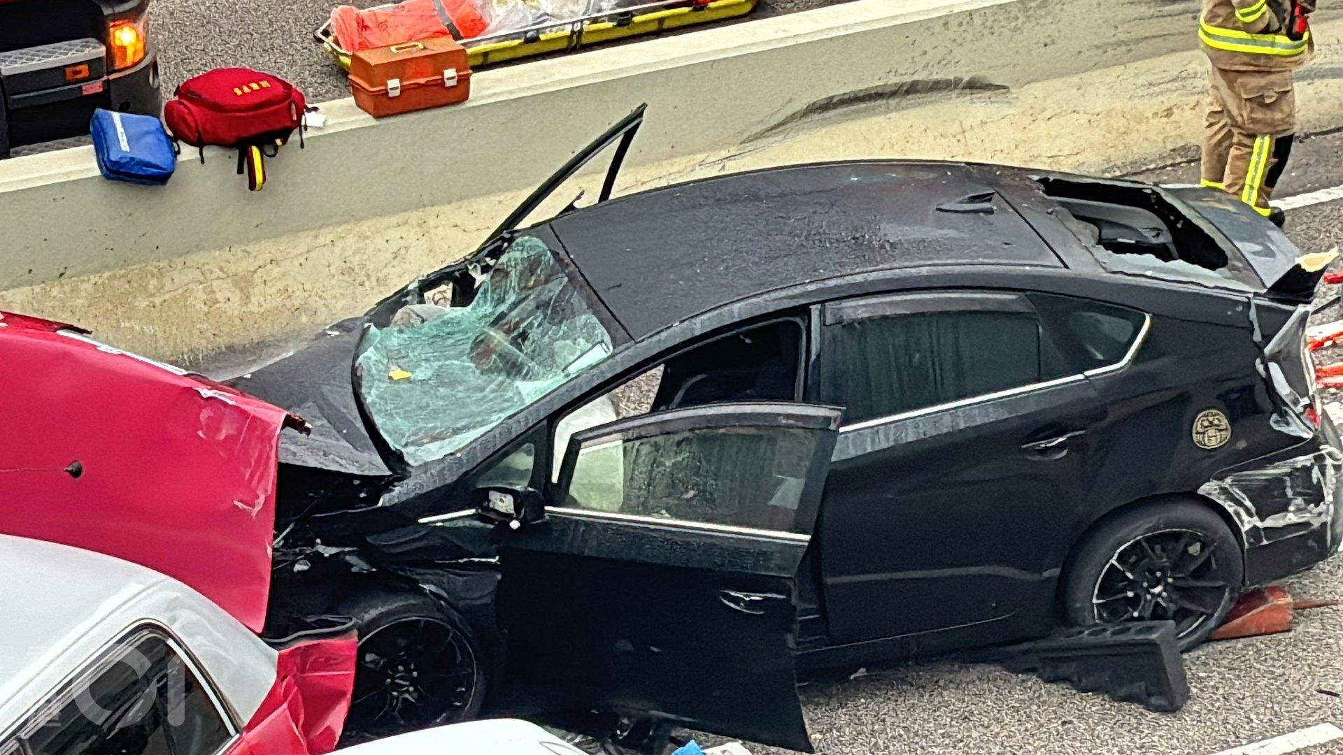 車頭嚴重損毀，擋風玻璃碎裂。（圖／香港01）