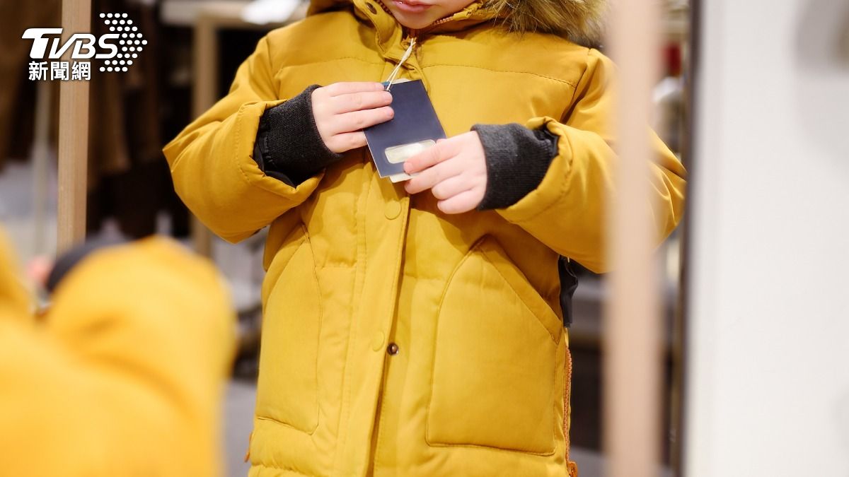 陪媽逛街「被80kg鏡子壓死」!英服飾店出事 5歲童遭爆頭亡