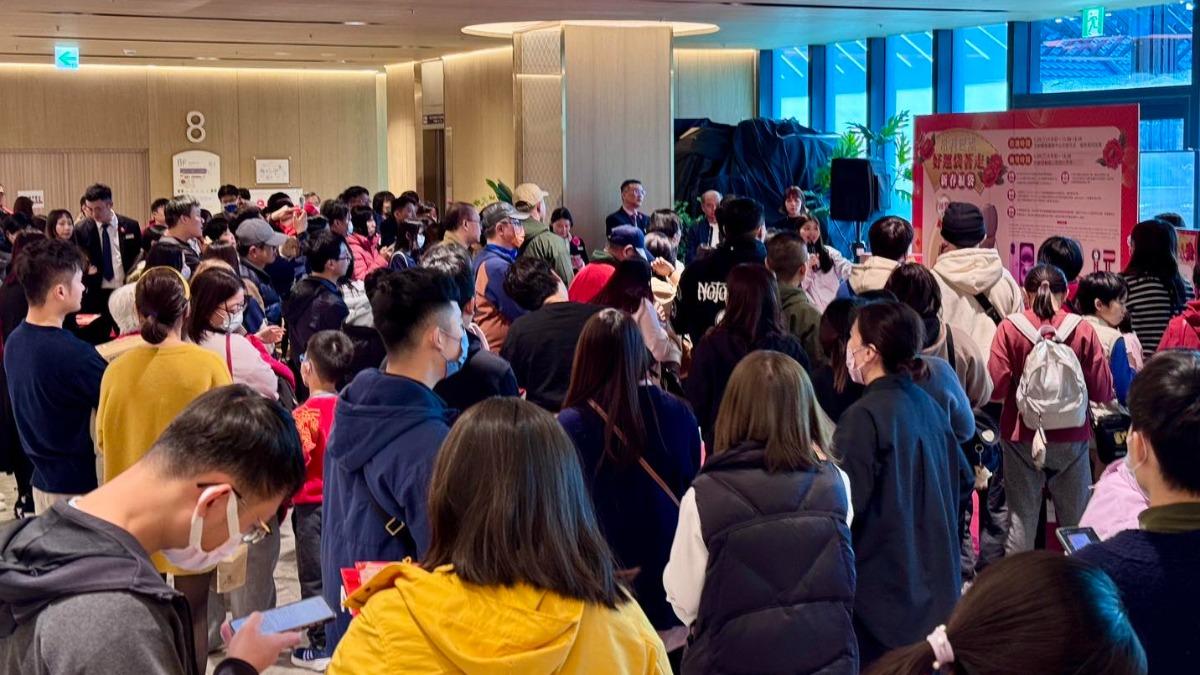 遠百竹北店大年初一推出小龍迎春福袋。(圖/翻攝自遠東百貨竹北店臉書)