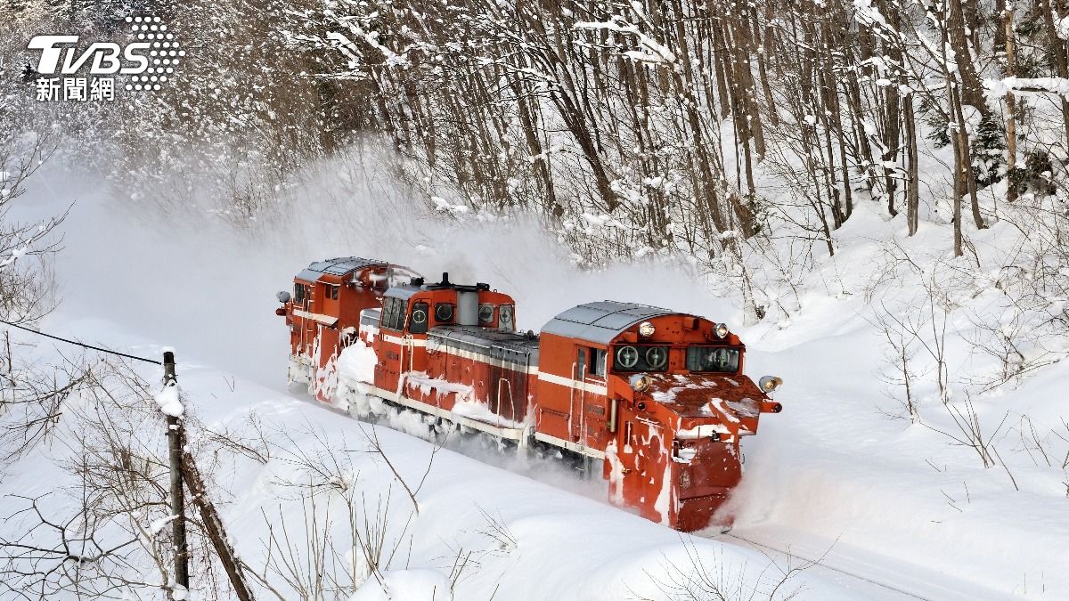 為拍北海道美景!鐵道迷朝鐵軌扔雪堆 害除雪車急剎