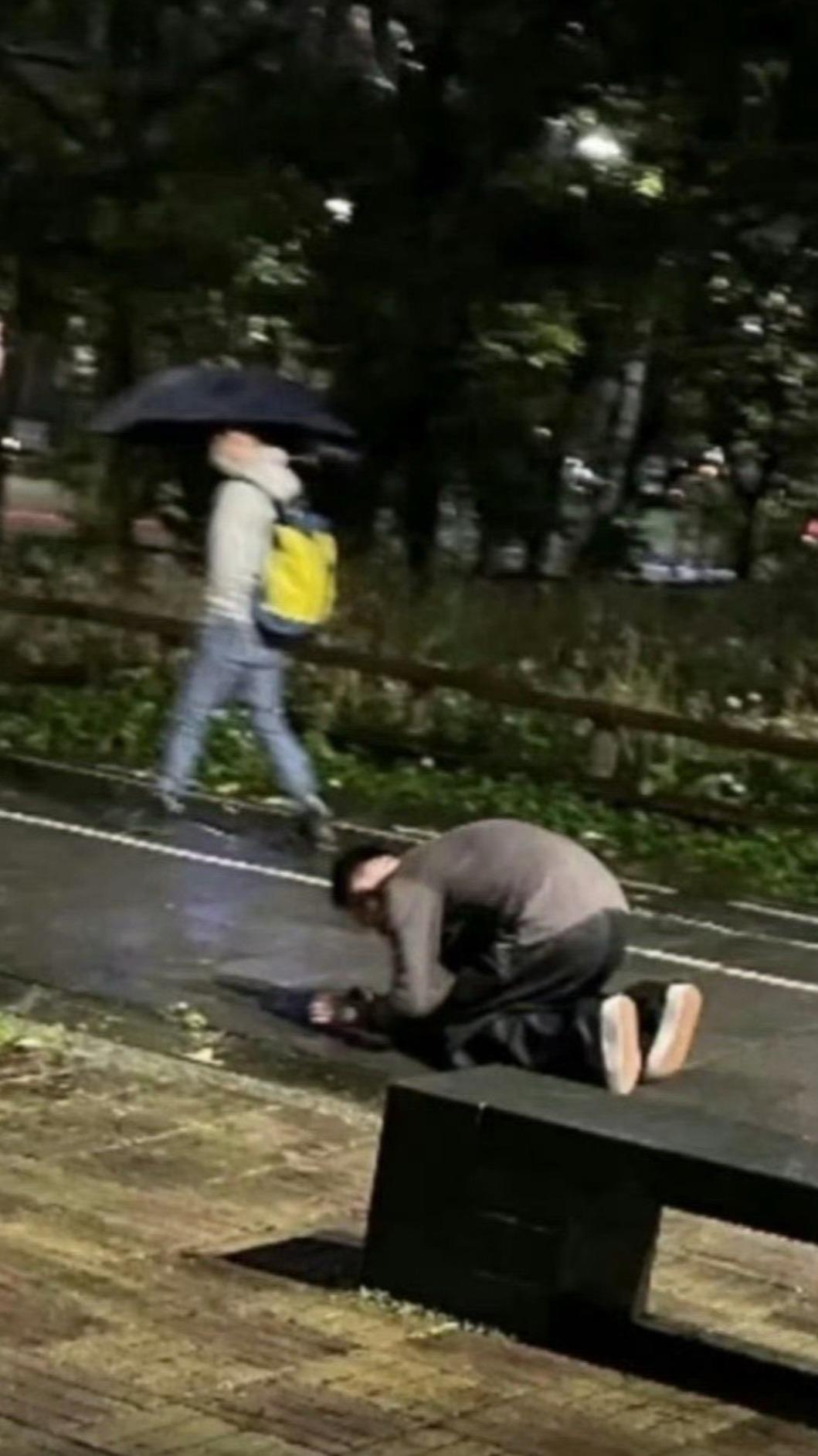 疑似汪小菲雨中跪地。(圖/翻攝自微博)