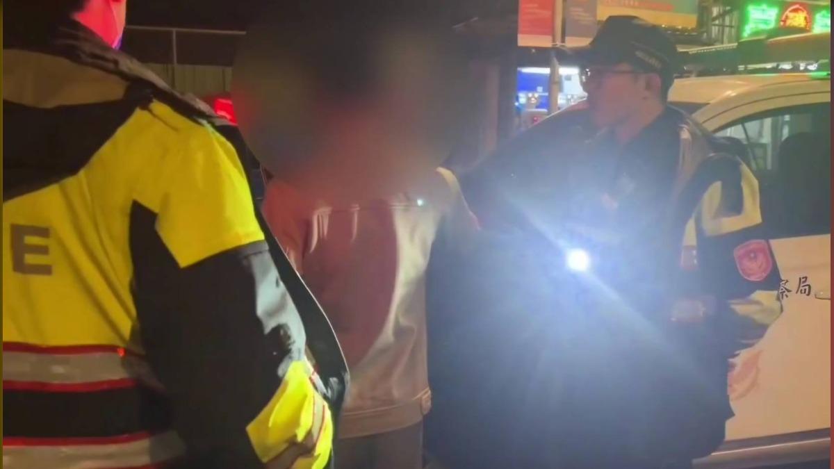 桃警嚴打酒駕 男子遭攔打電話跟親友聊天拖延酒測