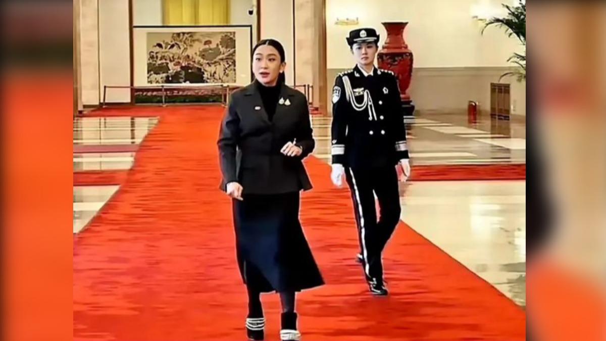 貝東塔身旁的一位美女保鑣引起網友關注。（圖／翻攝自微博）