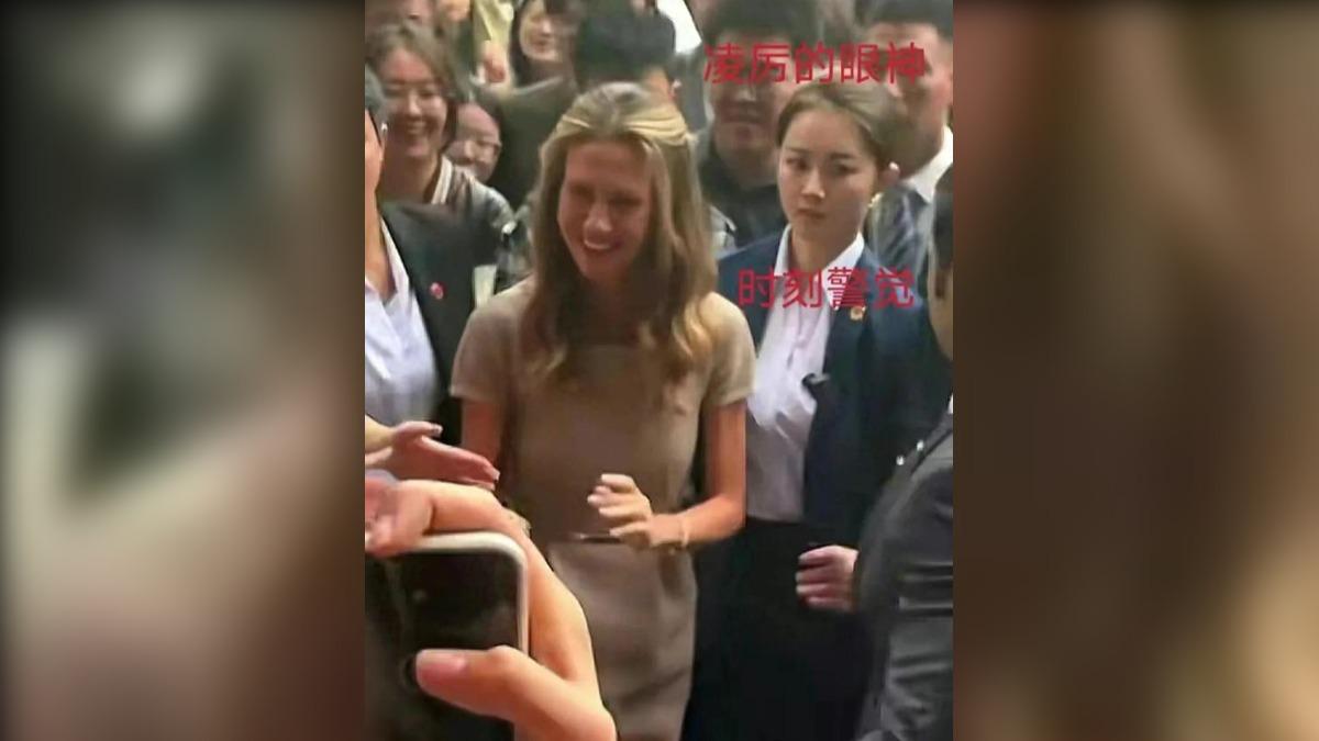 嚴月霞曾擔任敘利亞前總統夫人的保鑣。（圖／翻攝自微博）