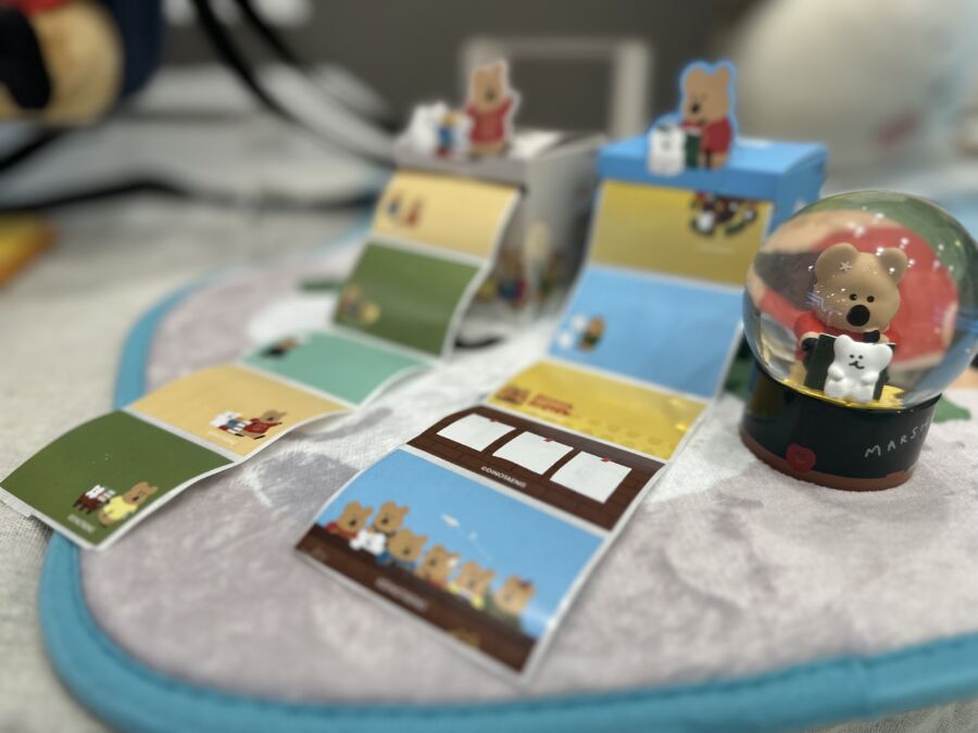 「絨毛造型筆(隨機款式)」199元、「抽拉貼紙盒」129元。(圖/引新聞提供)