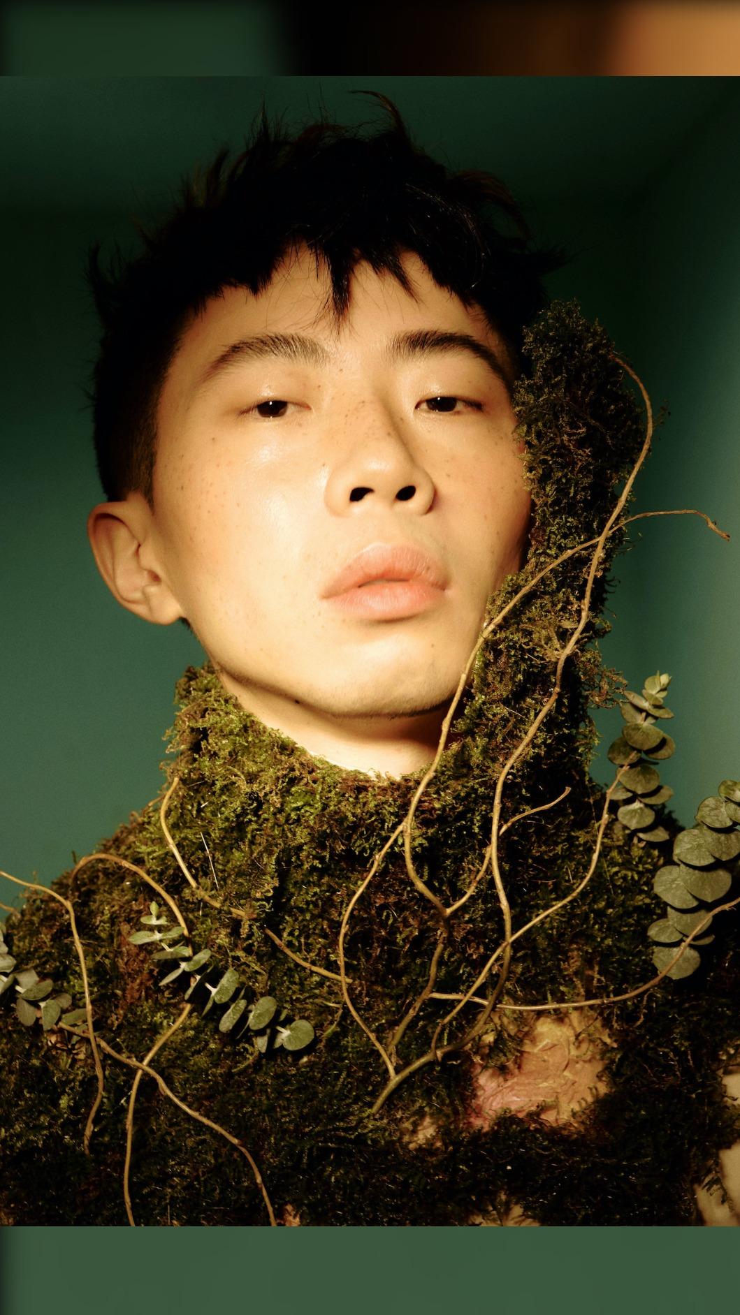 鄭興拍攝演唱會宣傳照,將真實的苔蘚和植物弄在身上。(圖/好的秋工作室提供)