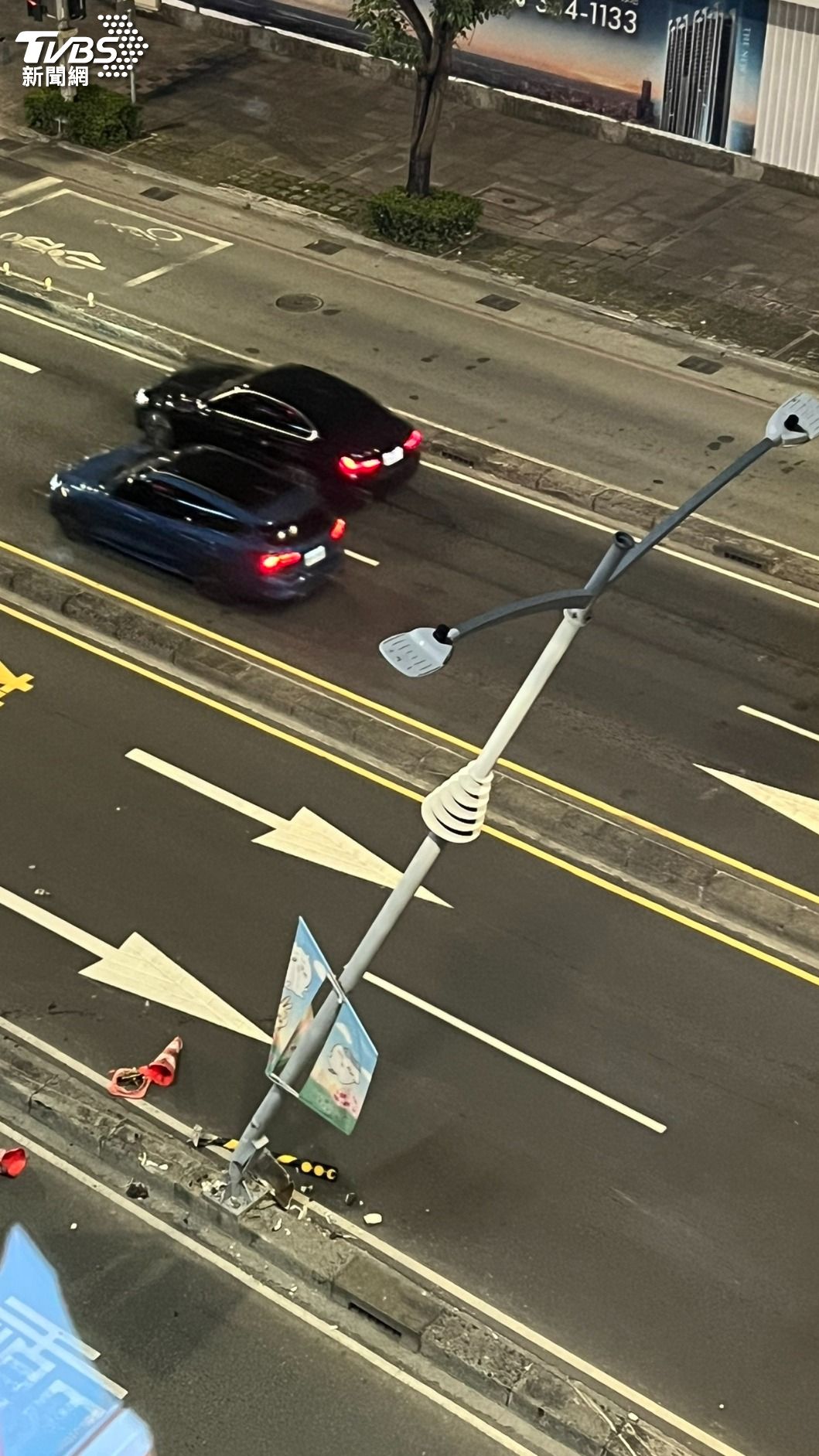 被撞的路燈搖搖欲墜。(圖/民眾授權提供)