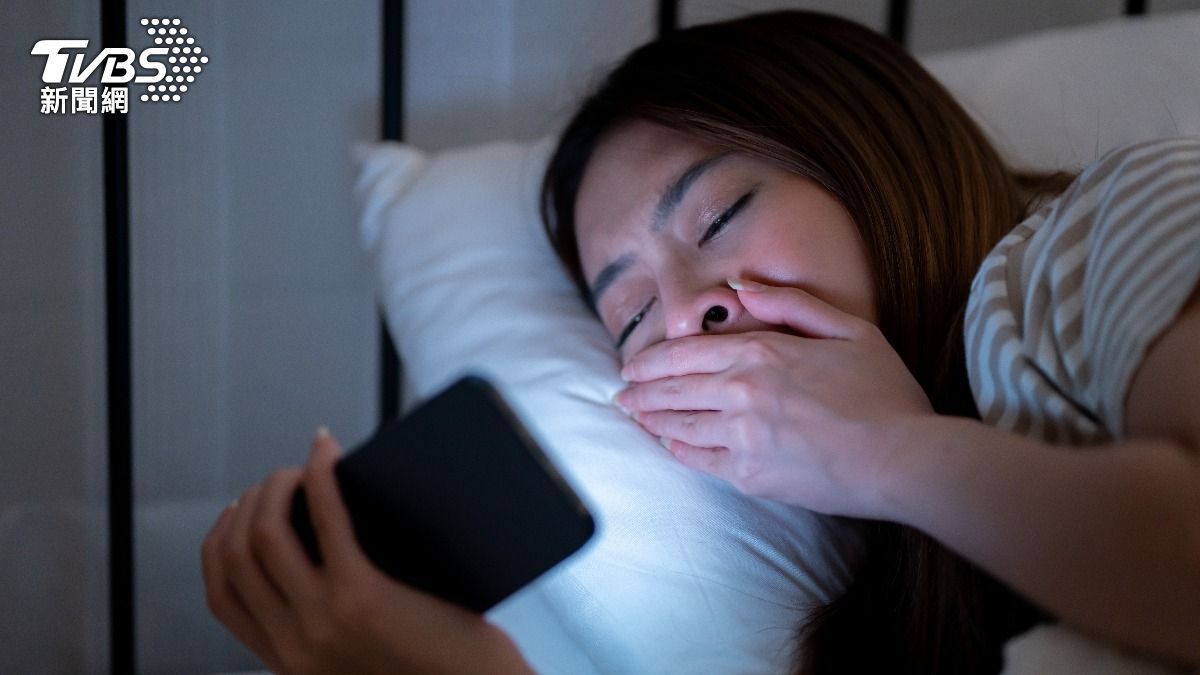 別再熬夜滑手機!醫示警眼壓高恐「急性青光眼」 護眼4招快筆記